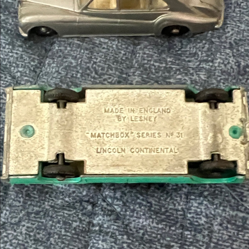 Matchbox vintage cars, Corgi toys and Matchbox vintage catalogs, Mattel tin pin - Picture 12 of 13